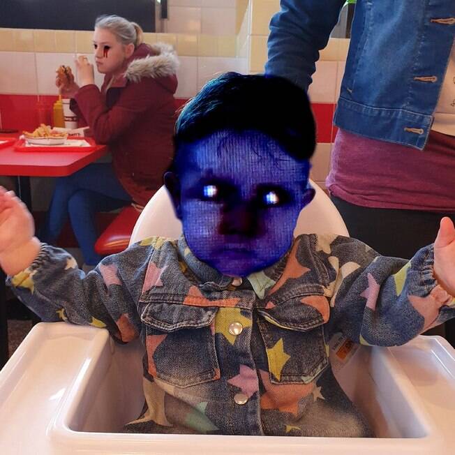 A mãe entrou na brincadeira dos usuários do Twitter e editou uma foto do filho babá eletrônica