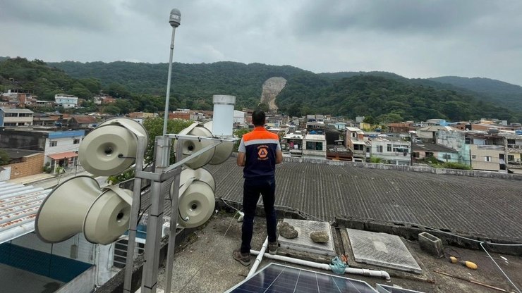 Defesa Civil emite alerta extremo e aciona sirene no Guarujá (SP)