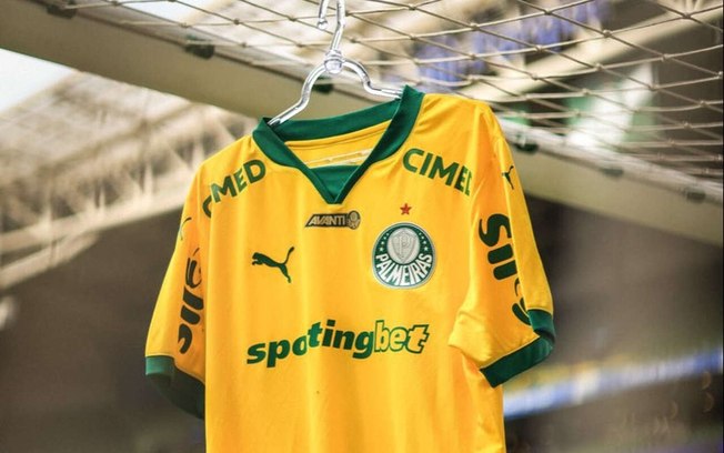 Camisas de Corinthians, Palmeiras e São Paulo com suas respectivas bets como patrocinadoras