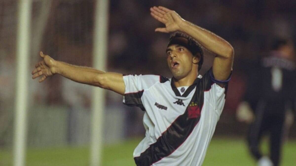 Um dia antes de briga na torcida, jogadores do Querétaro simularam