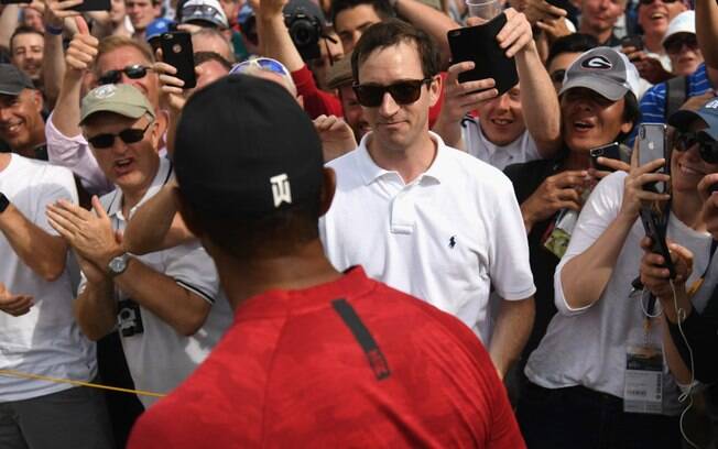 Tiger Woods entrega suas luvas para o fã atingido por bolada durante o British Open