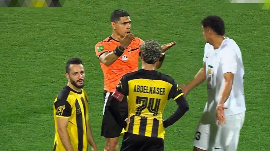 Beijo no árbitro: juiz ficou sem entender atitude do jogador