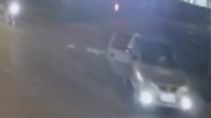 Homem arranca com carro e bebê é arremessado em avenida