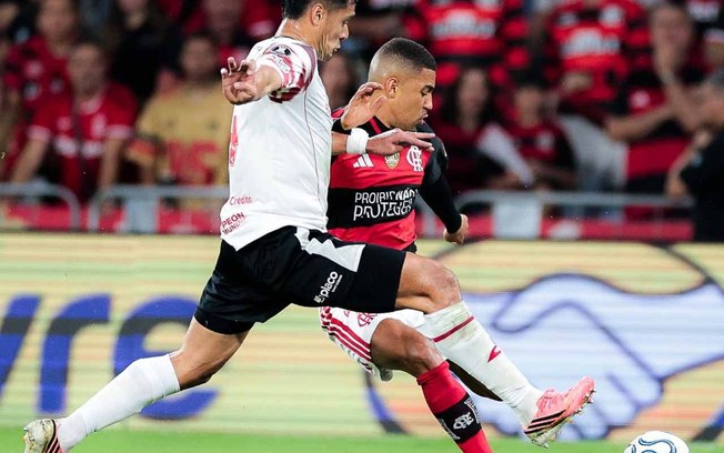 Pedro sem sucesso no primeiro tempo diante do Estudiantes, pela volta da semifinal da Libertadores, no Maracanã Pedro sem sucesso no primeiro tempo diante do Estudiantes, pela volta da semifinal da Libertadores, no Maracanã