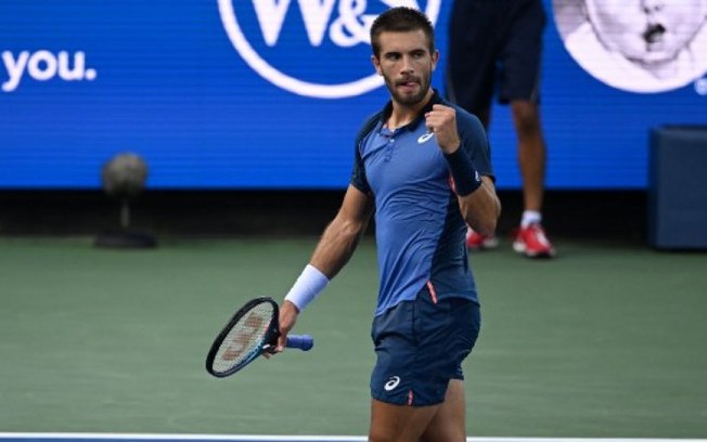 Coric derruba Tsitsipas e ergue, em Cincinnati, seu 1º Masters