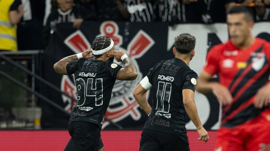 Memphis Depay possui um gol e duas assistências em cinco jogos pelo Corinthians