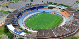Arquibancada geral do Estádio Serra Dourada começa a ser demolida