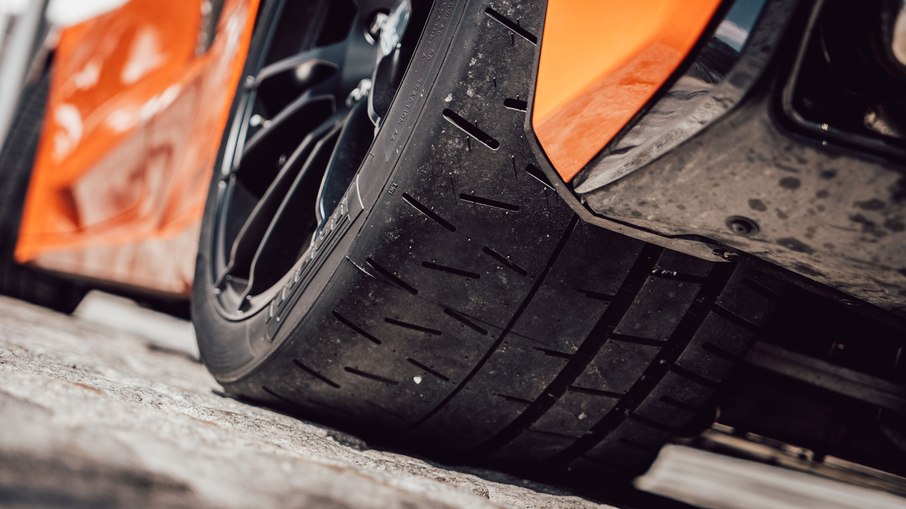 Além de medidas diferenciadas, pneus de carros esportivos são desenvolvidos para melhor performance nas pistas e nas ruas