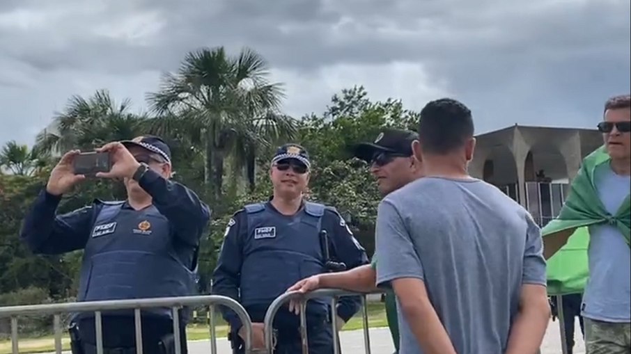 Agentes da Polícia Federal do DF são vistos interagindo pacificamente com manifestantes durante atos terroristas na Praça dos Três poderes