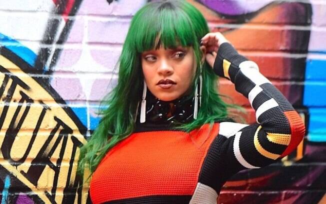 Tendência? Rihanna fotografa editorial para a Paper Maganize com cabelos verdes e vestido geométrico em Nova York