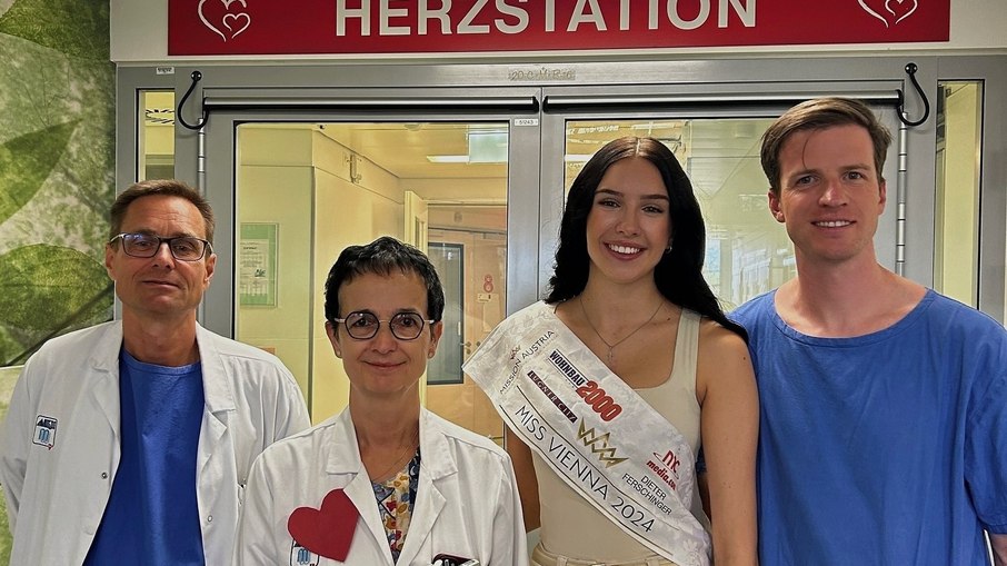 Lucia Sisic posou ao lado da equipe médica que cuidou dela durante a infância.
