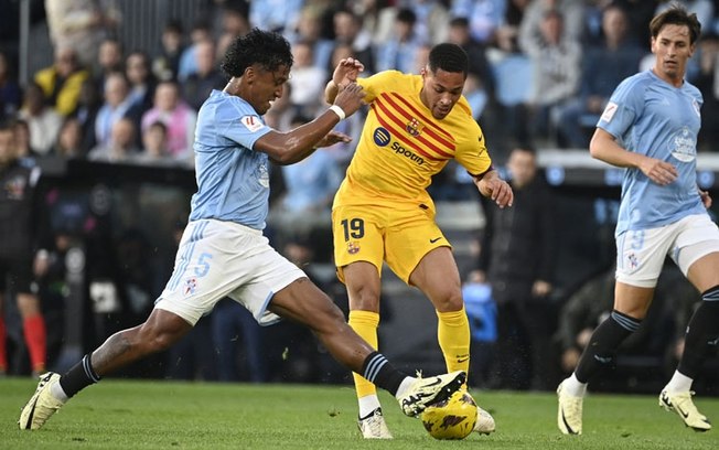 Vitor Roque em campo pelo Barcelona