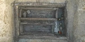 Tesouro oculto de 1.800 anos é achado intacto em tumba