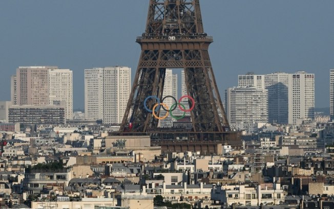 Imagem da Torre Eiffel com os anéis olímpicos