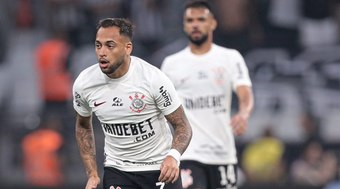 Maycon sai com dores no joelho e liga alerta no Corinthians