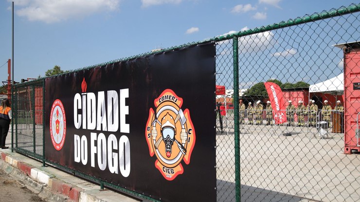 Rio inaugura ''Cidade do Fogo'' para treinar bombeiros