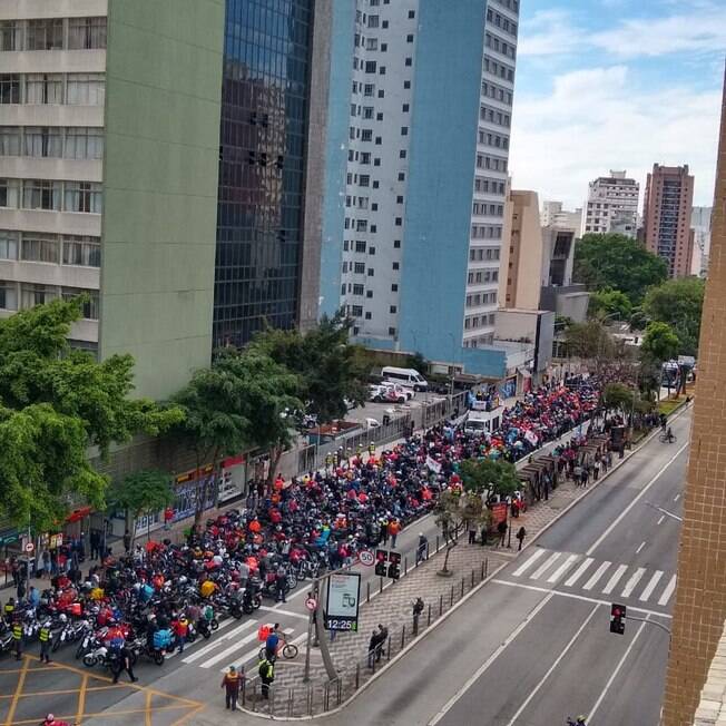 Em dia de greve nacional, entregadores fazem manifestação e fecham via da Rua da Consolação, em São Paulo