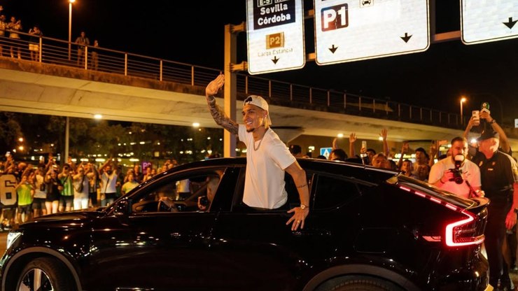 Antony para aeroporto em retorno ao Bétis, da Espanha