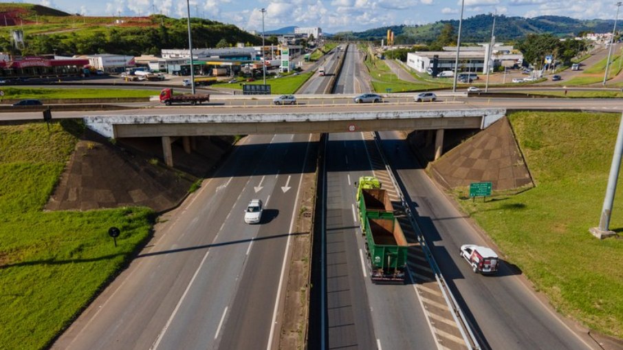 Fernão Dias, rodovia que liga as regiões metropolitanas de SP e MG Fernão Dias, rodovia que liga as regiões metropolitanas de SP e MG