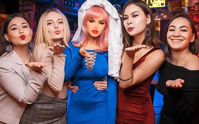 Yuri Tolochko pediu a boneca Margo em casamento