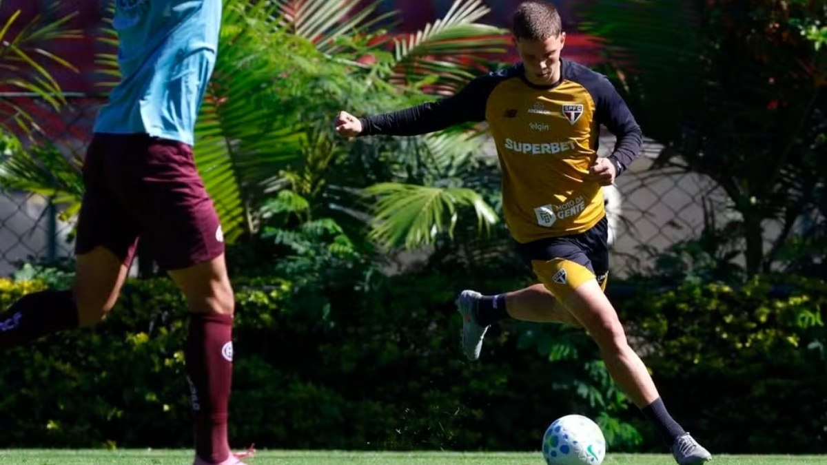 Gustavo Santana larga na frente por vaga de Calleri no São Paulo