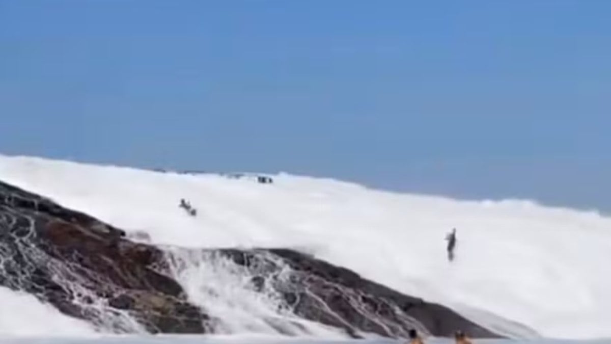 Banhistas estavam na Pedra do Pampo, que separa o mar aberto da prainha, quando foram engolidos pelas ondas.