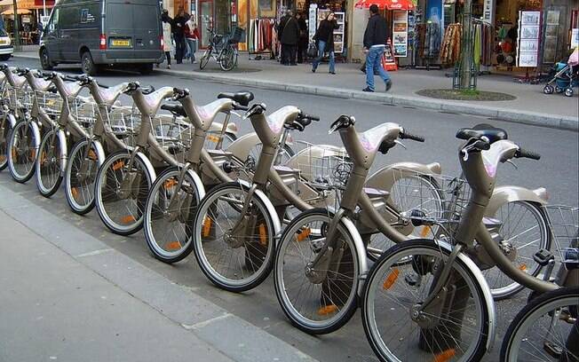 Alugue uma bicicleta em um pontos nas ruas de capital francesa