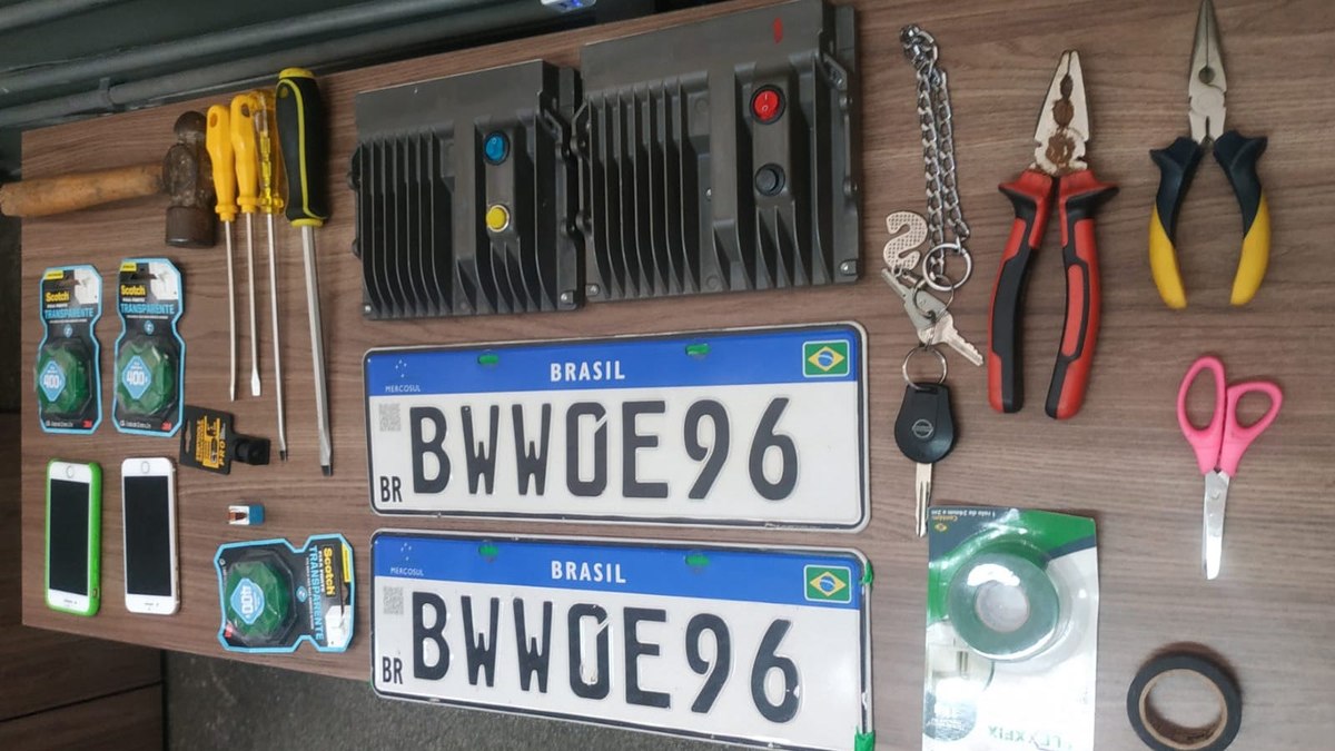 As placas furtadas e vários materiais utilizados pelos criminosos foram encontrados no veículo abordado