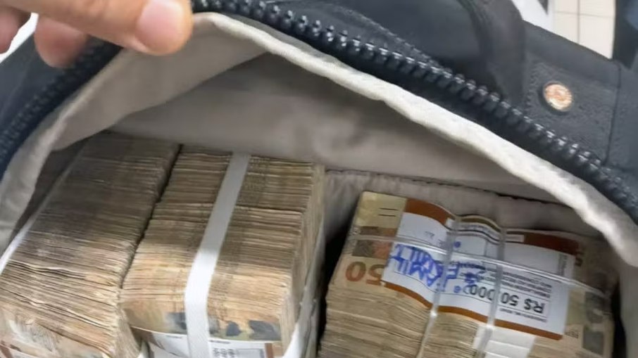 Dinheiro foi encontrado dentro de uma bolsa durante as investigações Dinheiro foi encontrado dentro de uma bolsa durante as investigações