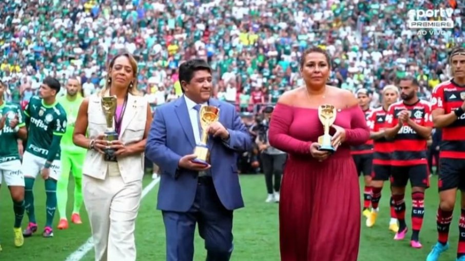 A abertura da final da Supercopa é marcada por homenagens a Pelé