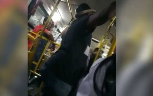 Passageiro se recusa a usar máscara e causa confusão em ônibus