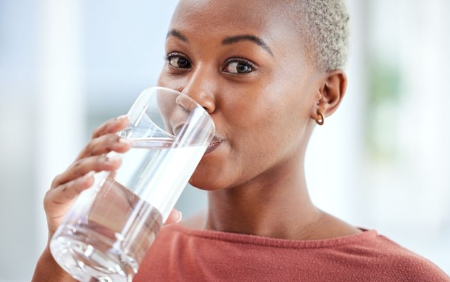 Beber água antes de comer ajuda a perder peso? Confira