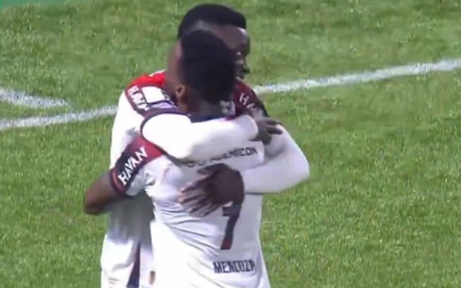 Leozinho marca e coloca o Athletico na frente nesta goleada sobre a Chapecoense Leozinho marca e coloca o Athletico na frente nesta goleada sobre a Chapecoense