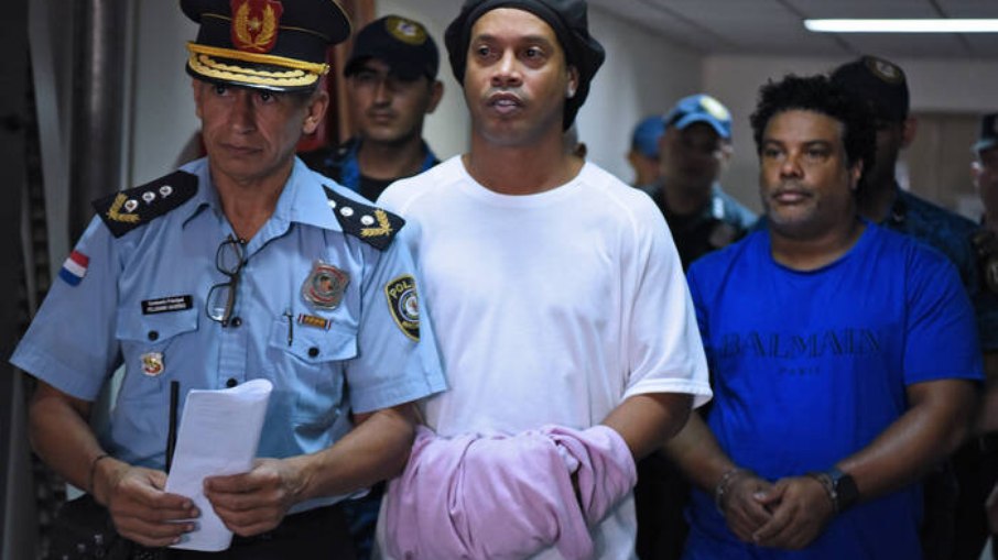 Ronaldinho Gaúcho e o irmão Assis algemados no Paraguai
