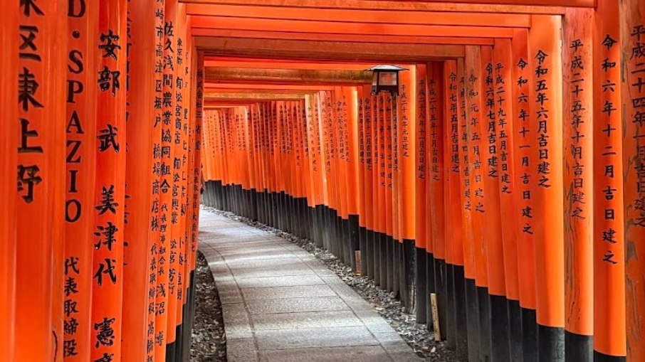 Fushimi Inari Taisha e seus icônicos portais torii vermelhos