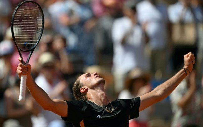 Alexander Zverev comemora a vitória sobre Tomas Machac nesta terça-feira, pela segunda rodada do torneio olímpico de tênis dos Jogos de Paris