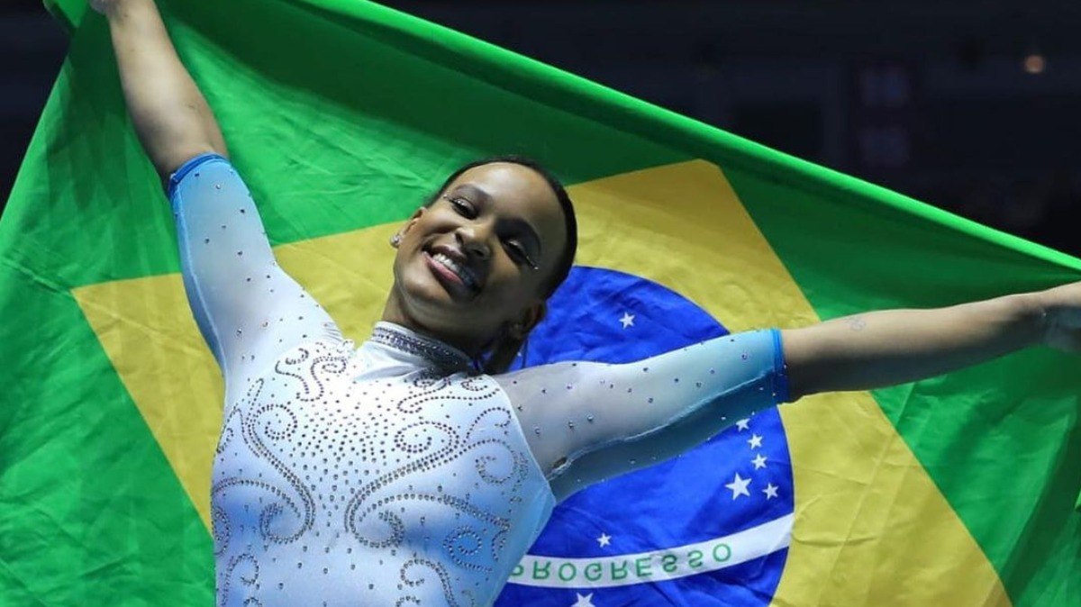 A ginasta se tornou a primeira brasileira da história a conseguir a medalha de ouro no individual geral