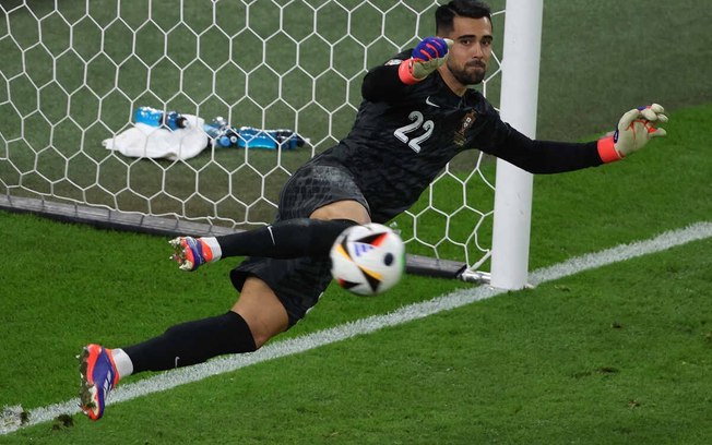 Diogo Costa em ação na Eurocopa 2024 - Foto: Ronny Hartmann/AFP via Getty Images