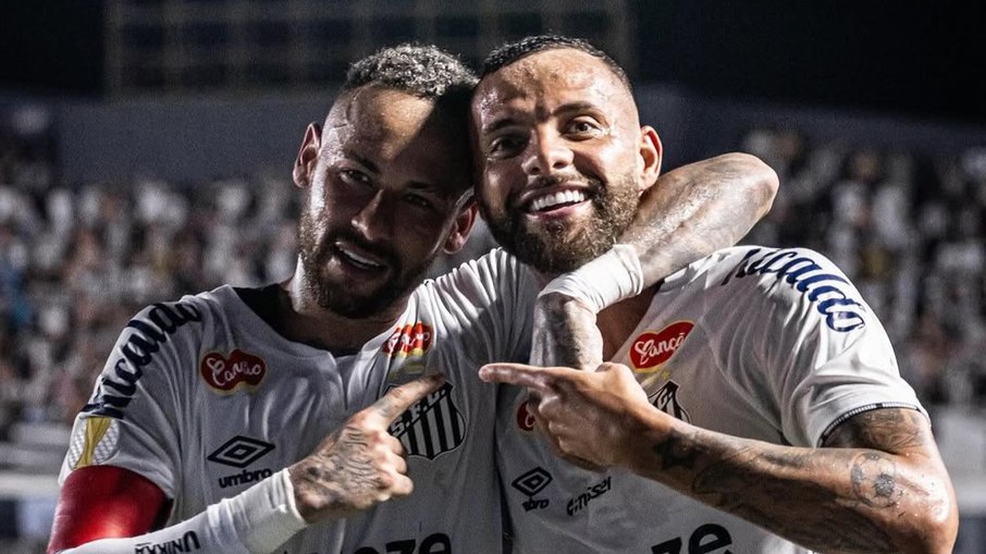 Neymar marca, Santos vence e vira líder do grupo no Paulistão Neymar marca, Santos vence e vira líder do grupo no Paulistão