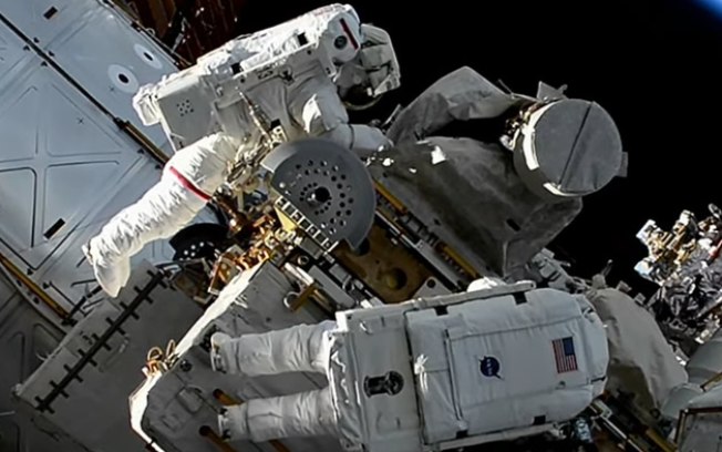 Item de astronautas da NASA escapa durante atividade extraveicular