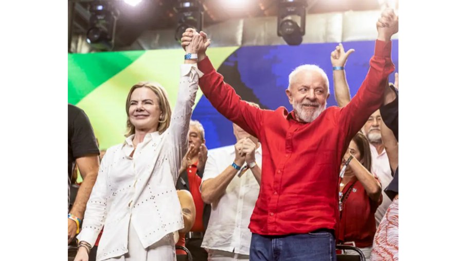 Gleisi e Lula de mãos dadas em evento de aniversário do PT Gleisi e Lula de mãos dadas em evento de aniversário do PT