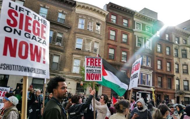 Manifestantes pró-palestinos se reúnem em frente à Universidade de Columbia, em Nova York, em 23 de abril de 2024
