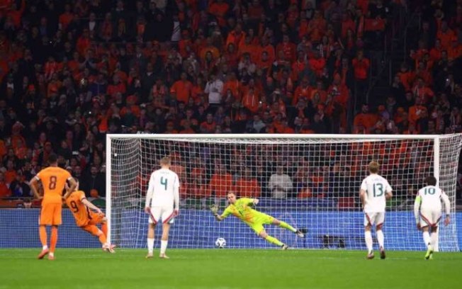 Weghorst cobra pênalti e abre o placar para a Holanda no jogo contra a Hungria