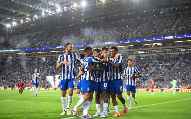 Galeno (no centro) celebra o primneiro gol do Porto sobre o Gil Vicente