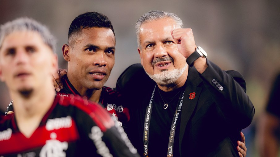 José Boto com Alex Sandro na comemoração do título da Libertadores