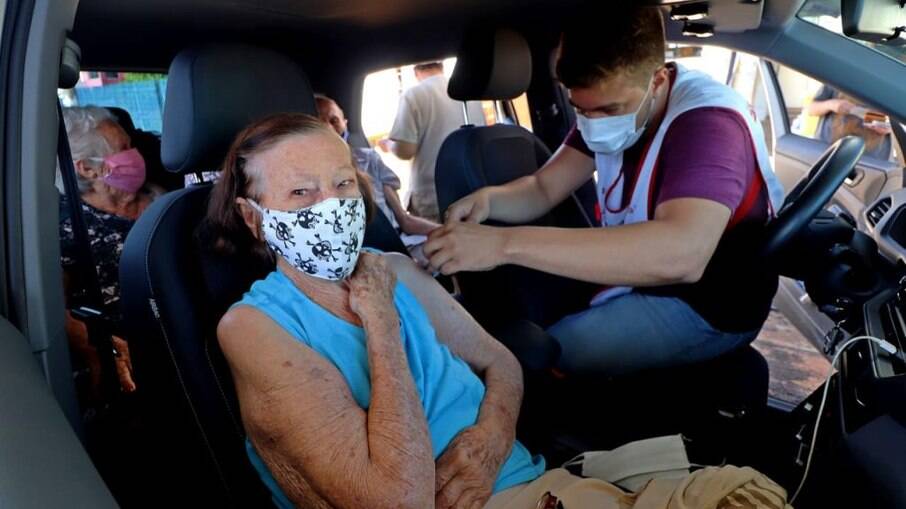 Mais de 130 idosos acima de 90 anos são vacinados em Mirassol