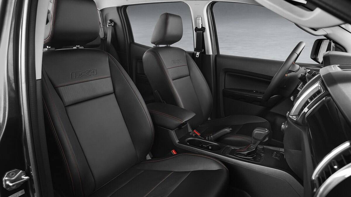 Ford Ranger FX4 vem com bancos revestidos de couros  com costuras vermelhas entre os equipamentos Ford Ranger FX4 vem com bancos revestidos de couros  com costuras vermelhas entre os equipamentos