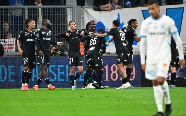 Jogadores do Auxerre (ao fundo) comemoram um dos gols da vitória sobre o Olympique de Marselha por 3 a 1 nesta sexta-feira, pelo Campeonato Francês