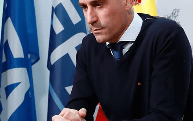 Luis Rubiales renunciou ao cargo de presidente da Federação Espanhola após beijo forçado na jogadora Hermoso - Foto: Divulgação/RFEF