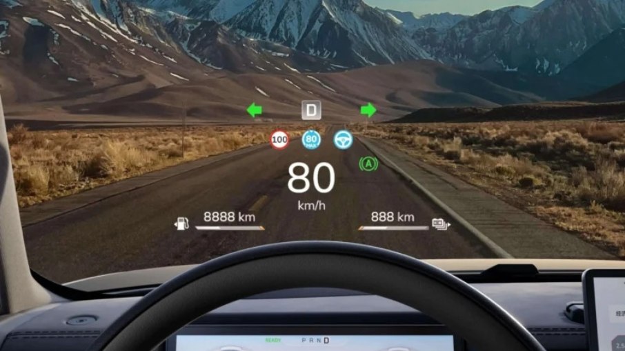 Imagem de divulgação ilustra o head-up display, que projeta velocidade e informações de condução no para-brisa.